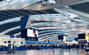 Curhat Penumpang Soal 'Kekacauan Total' di Bandara Heathrow London Usai 30 Penerbangan Dibatalkan 