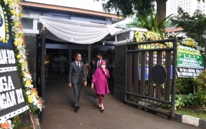 Jokowi dan Iriana Langsung Takziah ke Rumah Duka Tjahjo Kumolo Setibanya di Tanah Air