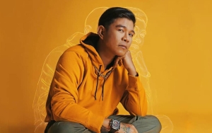 Andika Beri Ponsel Cuma-Cuma, Wanita Bening Ini Gercep Naik ke Panggung Hingga Peluk Sang Idola