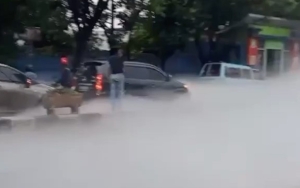Gas CO2 Tutupi Jalan Cimone Tangerang Bikin Warga Panik, Polisi Pastikan Tak Mudah Terbakar
