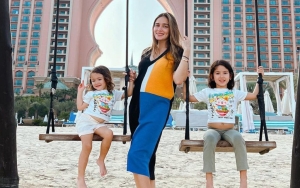 Yasmine Wildblood Foto Maternity Bareng Dua Putri Cantik, Dipuji Bak Potret Keluarga Kerajaan?