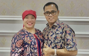 Opa Faisal-Oma Dewi Pamer 'Nongkrong' Bareng, Baju Tak Biasa Hotman Paris Jadi Pusat Perhatian