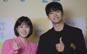So Sweet, Potret Park Eun Bin Jepretan Kang Tae Oh Diserbu Penumpang Kapal Paus