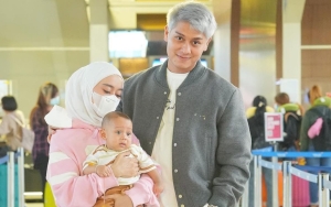 Pamer Liburan ke Singapura, Rizky Billar dan Lesty Kejora Mejeng Bareng Baby L Disambut Antusias