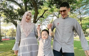 Citra Kirana Pertama Kali Ajak Putranya Salat di Lapangan, 8 Potret Manis Artis Sambut Iduladha