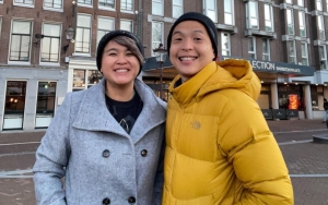 Bukan Tidur, Ernest Prakasa dan Istri Malah Sibuk Lakukan Hal Ini di Atas Kasur