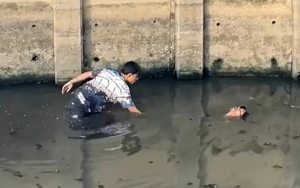 Dikira Mayat Mengambang, Pria Ini Ternyata Cuma Meditasi di Kanal Keruh