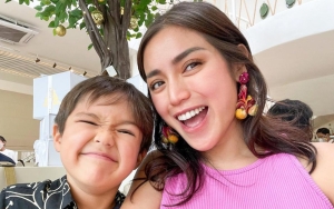 Quality Time Bersama Anak, Jessica Iskandar 'Apes' Diseruduk Zebra di Kebun Binatang