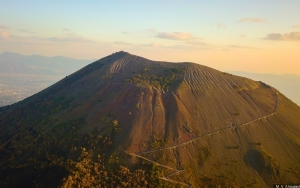 Hendak Ambil Ponsel yang Jatuh Saat Selfie, Turis Ini Malah Jatuh ke Kawah Gunung Berapi