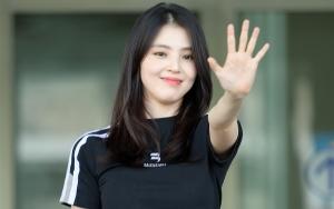 Han So Hee Umbar Pinggang di Bandara, Tato Ngintip Curi Perhatian