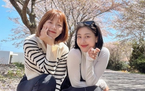 Jihyo TWICE dan Kim Sejeong Kompak Kerjai Pemilik Cafe Saat Liburan
