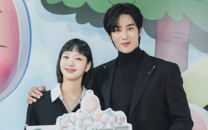 Blue Dragon Series Awards 2022: Ahn Bo Hyun Gercep Foto Bareng usai Kim Go Eun Menang