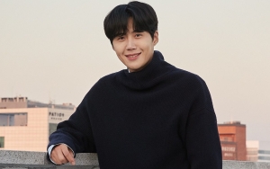 Kim Seon Ho Nangis di Penampilan Publik Perdana, Minta Maaf Soal Ini