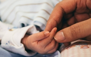 Dibuang Ibunya, Bayi Merah Ganteng di Depok Kini Jadi Rebutan Warga yang Ingin Adopsi
