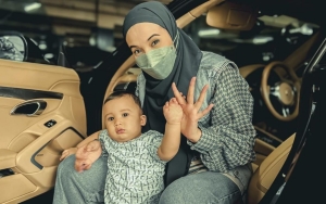 Gendong Ukkasya, Penampilan Zaskia Sungkar Saat Ikut Ramaikan Citayam Fashion Week Disorot