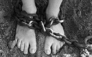 Heboh ABG di Bekasi Kabur Dari Rumah 'Ngesot' Dengan Kaki Dirantai, Polisi Periksa Ortu