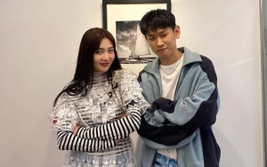 Crush Tunjukkan Cinta ke Joy Red Velvet