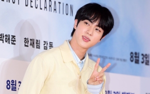 Jin BTS Glowing Abis di Premiere Film Kim Nam Gil, Pose Imutnya Bikin Mleyot