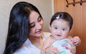 Margin Wieheerm Ikut Dandani Anak Pakai Wig, Baby Guzel Dipuji Makin Mirip Boneka Hidup