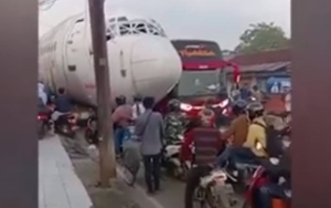 Heboh Kemunculan Pesawat Terbang Picu Kemacetan Jalan Raya di Bogor