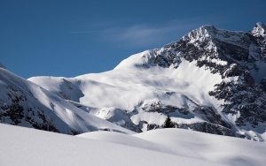 Pencairan Gletser di Pegunungan Alpen Geser Garis Batas Swiss-Italia