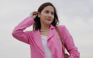 Pevita Pearce PD Pamer Muka Bantal, Paras Glowing Tanpa Makeup Bikin Iri