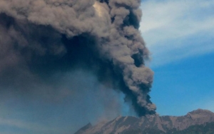 Gunung Raung Erupsi Dan Semburkan Abu Vulkanik, Penerbangan di Bandara Banyuwangi Tak Terpengaruh