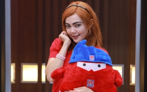 Rina Nose Bagikan Momen Saat Potong dan Cat Rambut Sendiri, Hasilnya Bikin Syok?