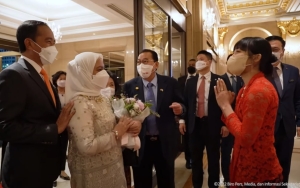 Anggun dan Sangat Santun, 7 Momen Dita Karang Sambut Presiden Jokowi di Seoul
