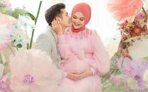Sempat Ditutupi, Suami Ria Ricis Akhirnya Bocorkan Sedikit Wajah Sang Putri Bikin Gemas