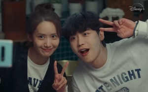 Adegan Ranjang Lee Jong Suk Robek Baju Yoona di 'Big Mouth' Curi Perhatian