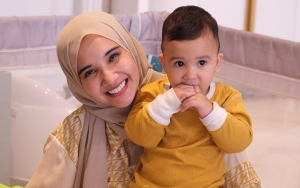 Baru Berusia 1 Tahun, Intip Gemasnya Ukkasya Anak Zaskia Sungkar ‘Jahil’ Akting Tangan Terjepit