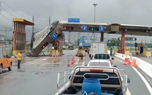 Hujan Deras dan Angin Kencang Sebabkan Gerbang Tol Ambrol di Thailand