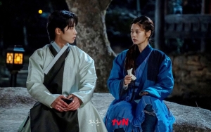 Jung So Min-Lee Jae Wook Bikin Hanyut dalam Chemistry di BTS Adegan Ciuman 'Alchemy of Souls'