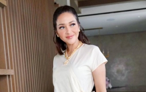Maia Estianty Mendadak Teringat Masa Lalu Kala Pakai Jumpsuit Jagger Super Kece, Kenapa?