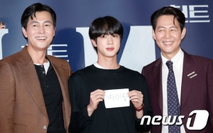 Jin BTS Bawa Pesan Lucu Untuk Jung Woo Sung dan Lee Jung Jae di Premier VIP 'Hunt'