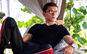 Potret Tom Holland Ngemper Di Pinggir Jalan Sampil Bawa Kipas Angin Mini Buat Fans Gemas