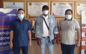 Bule Nigeria yang Diduga Hobi Rayu-Tipu Wanita Dideportasi Dari Bali 