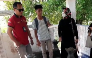 Nekat Tinggal di Makam Ayah, Kisah Hidup Remaja Yatim Piatu Ini Bikin Nyesek dan Prihatin