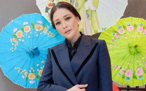 Seharga Moge, Maia Estianty Perlihatkan Topi yang Dipakai Saat Penuhi Undangan Kerajaan Inggris