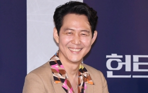 Bukan Barang Sponsor, Ini Rahasia Gaya Eksentrik Lee Jung Jae Saat Tampil di 'Master in the House'