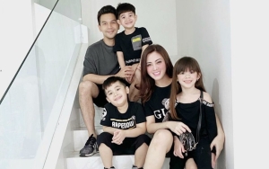 Adem, Jonathan Frizzy dan Dhena Devanka Tampak Akur Saat Urus Anak di Rumah Sakit