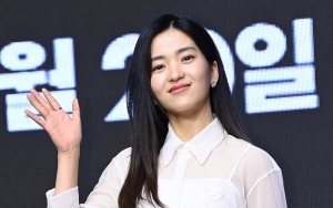 Ekspresi Kim Tae Ri Syok Usai Sadar Tak Pakai Masker di Bioskop Jadi Perbincangan