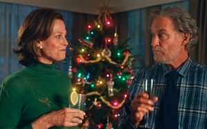Sigourney Weaver CLBK dengan Kevin Kline di Trailer 'The Good House'
