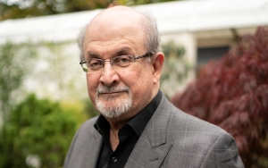 Penulis 'Ayat-Ayat Setan' Salman Rushdie Ditikam di New York, Begini Kondisinya Sekarang