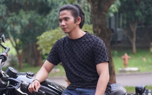 Rizki DA Pamer Foto Pakai Baju Couple Warna Pink Bareng Wanita Cantik, Pacar Baru?