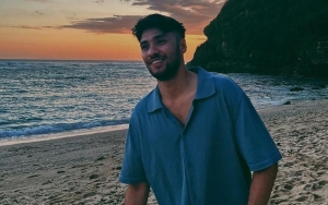 Pose Hot Refal Hady Sandar Di Pinggir Kolam Buat Emak-Emak Susah Tidur