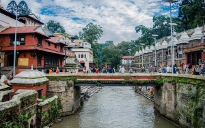 Limbah dan Sampah Cemari Sungai Paling Suci di Nepal