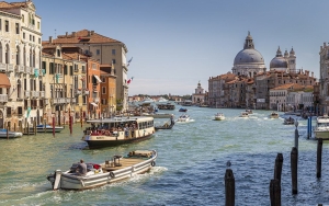 Walikota Venesia Geram Ada Pemuda Berselancar di Grand Canal, Sebut Mereka Idiot