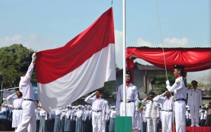 Upacara di Tengah Lumpur Hingga Seorang Satpam Panjat Tiang Bendera, Berikut Kemeriahan HUT RI-77